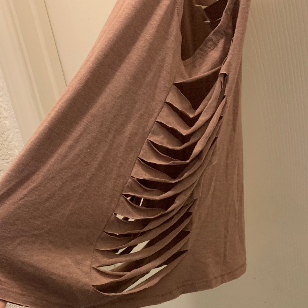 ALO Sleeveless Mauve Top with Cutout Design - Picture 3 of 5